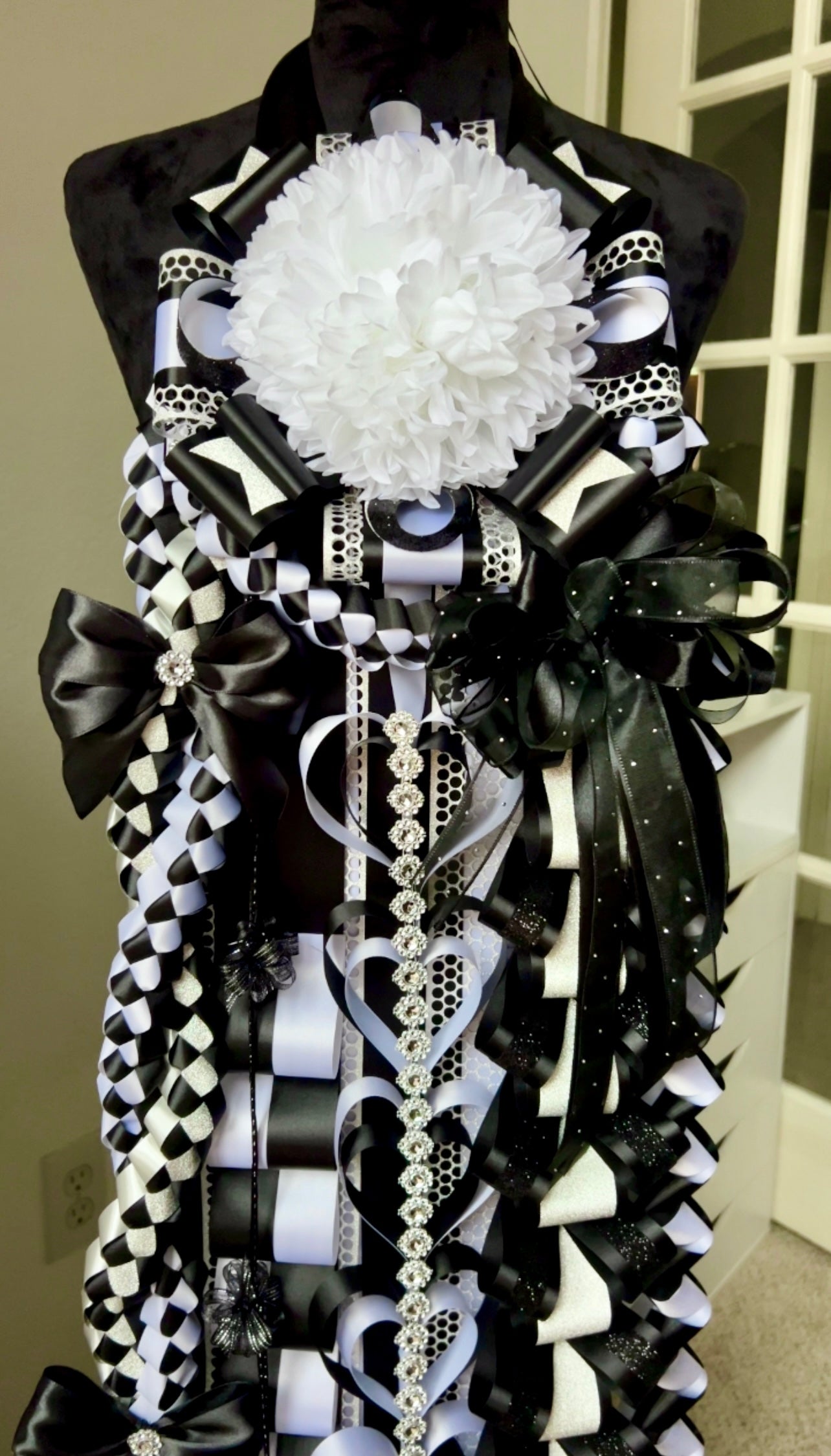 BLACK & WHITE MUM