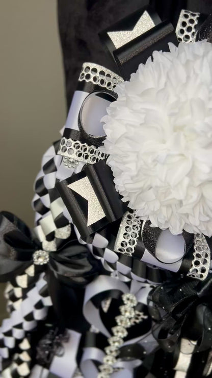 BLACK & WHITE MUM